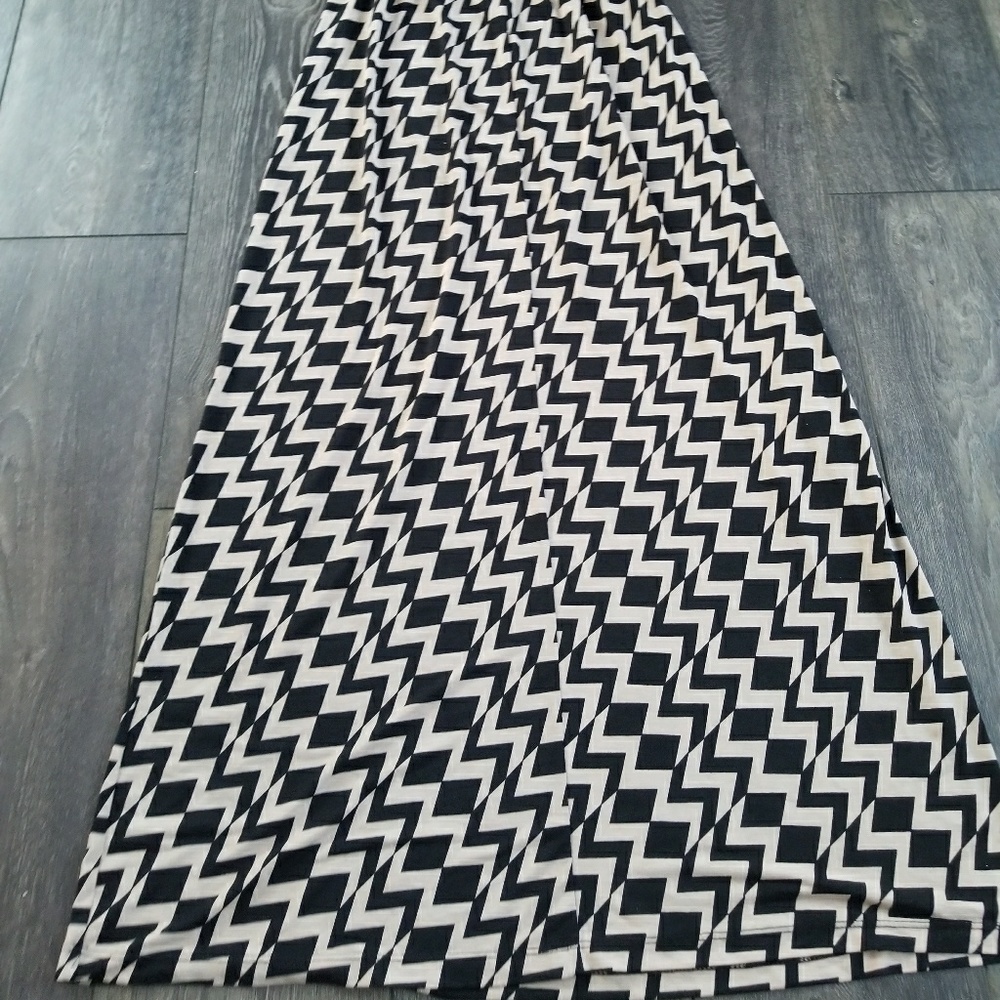 Three Pink HeartsTan Black Halter Maxi Dress sm - Picture 4 of 6